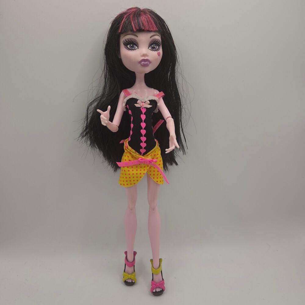 Monster High 2010 Gloom Beach Draculaura Doll with Original Outfit + Shoes